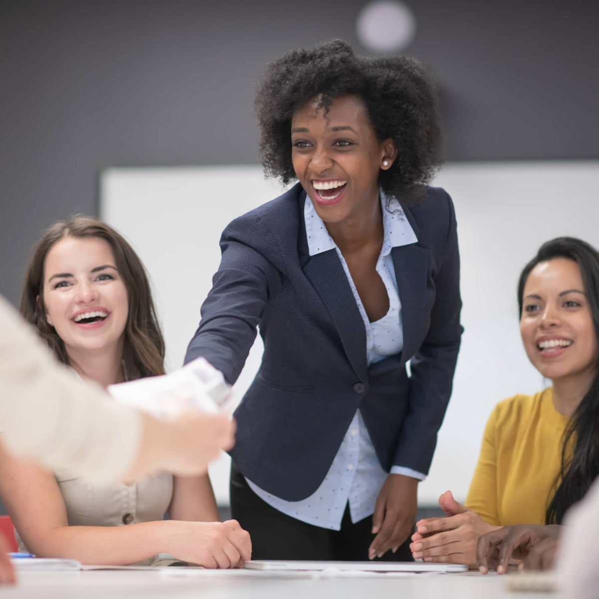 Professionnel préparant en ligne sa certification d'anglais