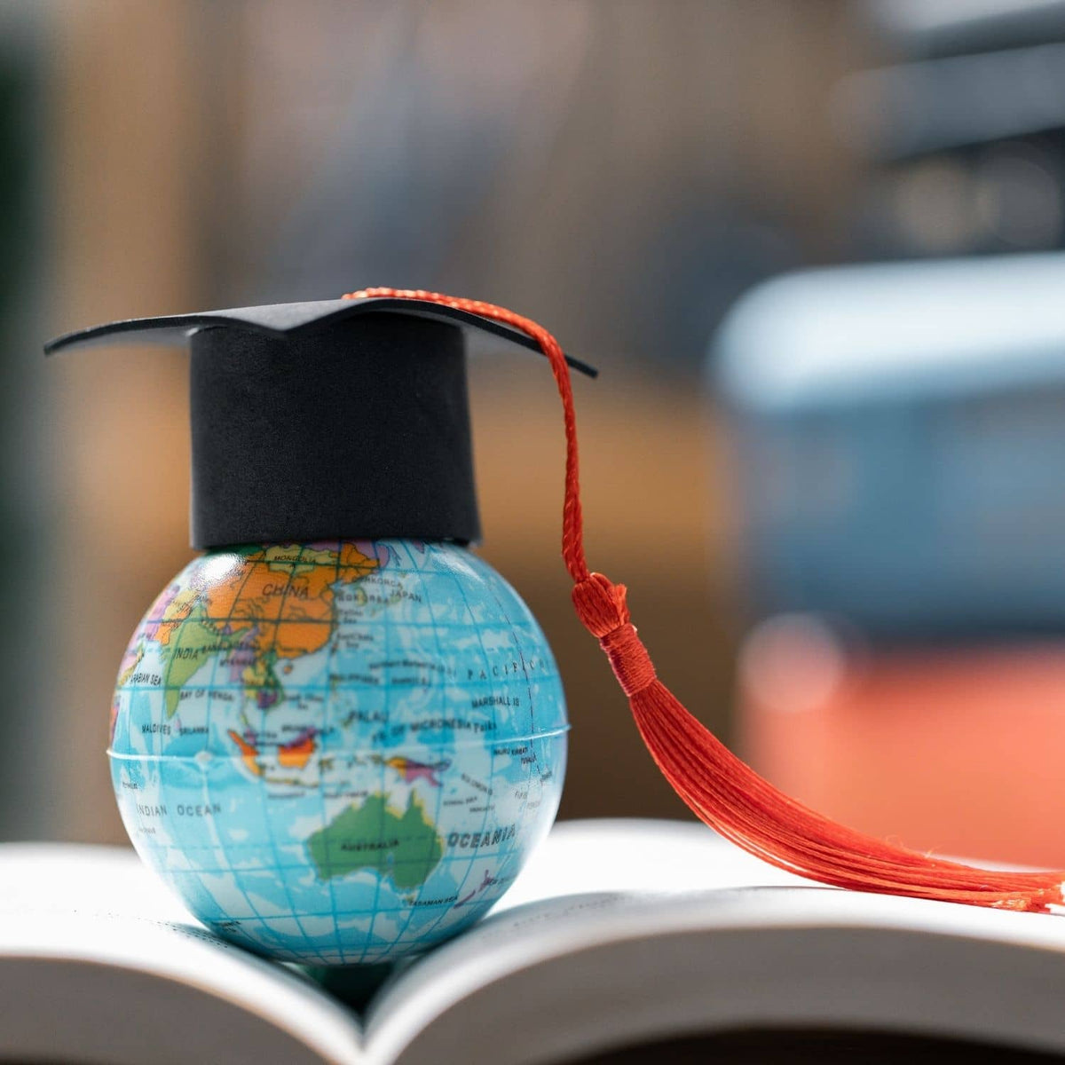 Étudiante préparant en ligne son test de langue pour une admission à l'université